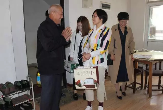 重陽節，<a href=demo2.html target=_blank class=infotextkey>加博士</a>再進社區(qū)看(kàn)望退休老(lǎo)人(rén)