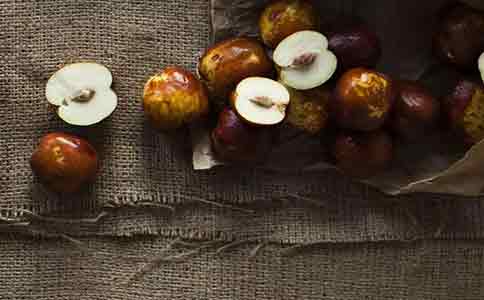 用(yòng)這(zhè)幾種食物(wù)做(zuò)面膜，冬天不(bù)怕幹燥，皮膚水(shuǐ)潤膚色亮(liàng)哦！